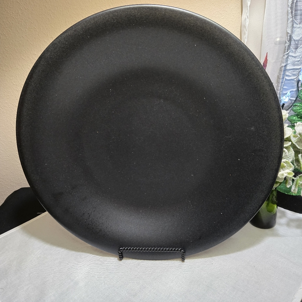 Lindt Stymeist Matte Ebony Glaze 12" Round Deep Platter